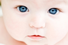 Ochii la bebelus si copil